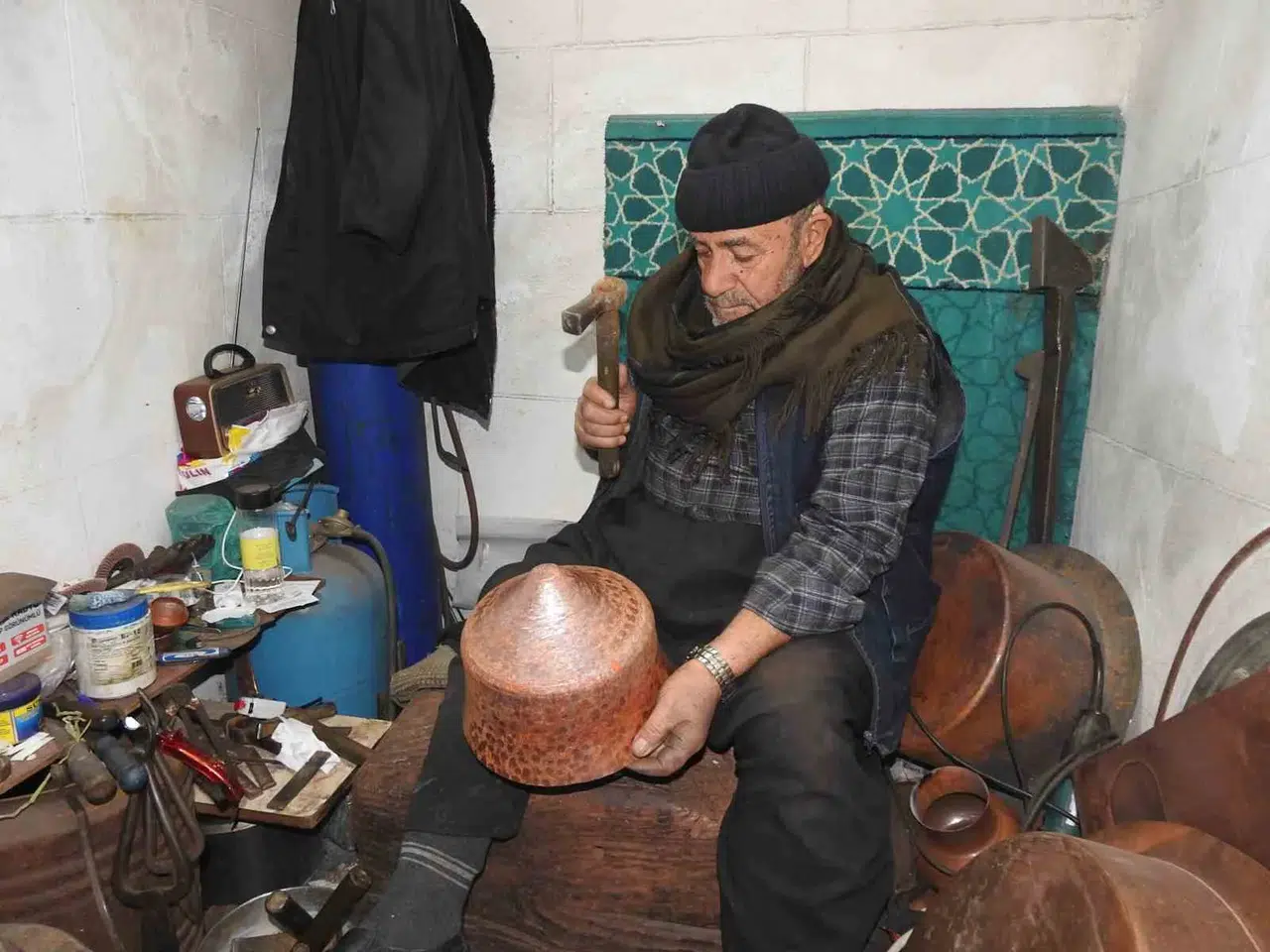 Bir Metrekarelik Dükkanda Bakıra Adanmış Ömür