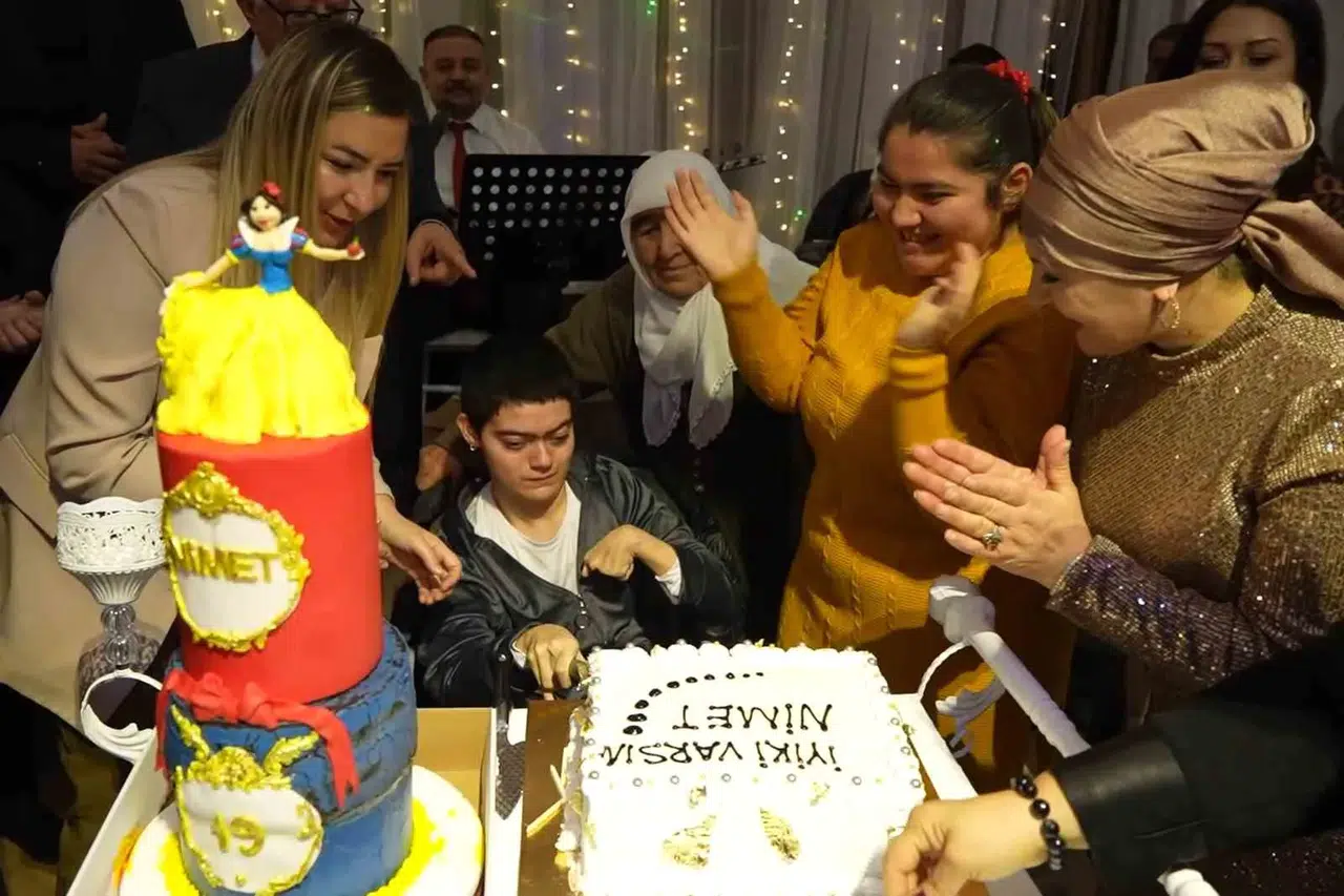 Birinci Sefer Doğum Günü Kutlayan Engelli Gencin Hayali Gerçek Oldu: Pasta Keserken Gözyaşlarını Tutamadı