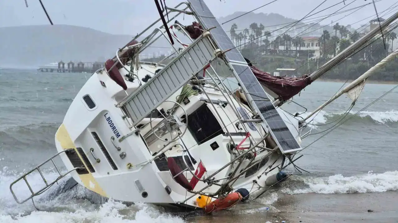 Bodrum’da Fırtına ve Yağış Tesirli Oldu, Yelkenli Tekne Karaya Vurdu