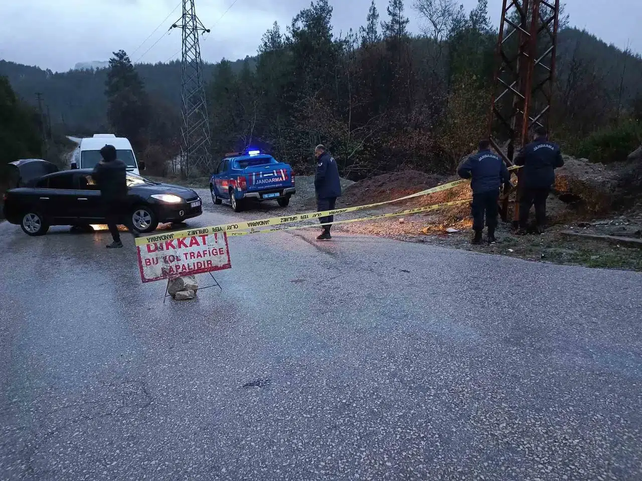 Bucak’ta Heyelan Riski: Pamucak-Sarıdere Yolu Trafiğe Kapatıldı
