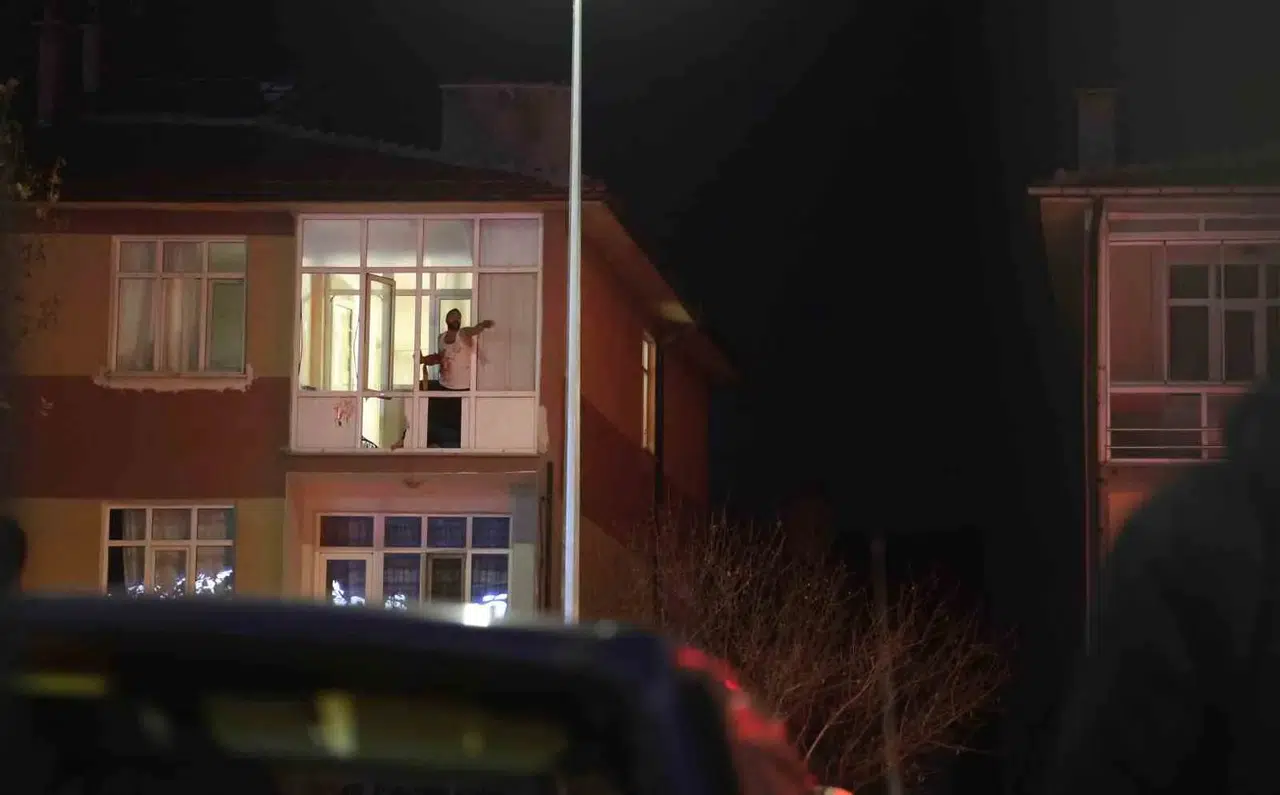 Buhrana Giren Şahıs Polise Direndi: Konutunun Camlarını Kırıp Sokağa Fırlattı
