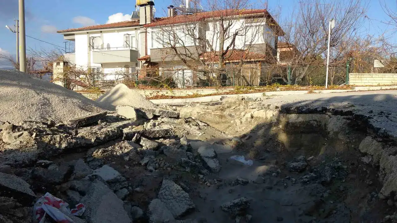 Burdur’da Sokakta Oluşan Göçük 4 Meskene Ziyan Verdi, 1 Konut Çökme Tehlikesi Nedeniyle Mühürlendi