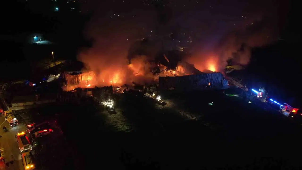 Bursa’da Besin Deposundaki Yangın Geceyi Aydınlattı