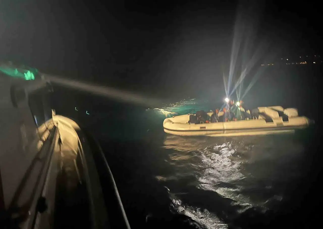 Çanakkale’de Motoru Arızalanan Lastik Botla Sürüklenen 12 Kaçak Göçmen Kurtarıldı