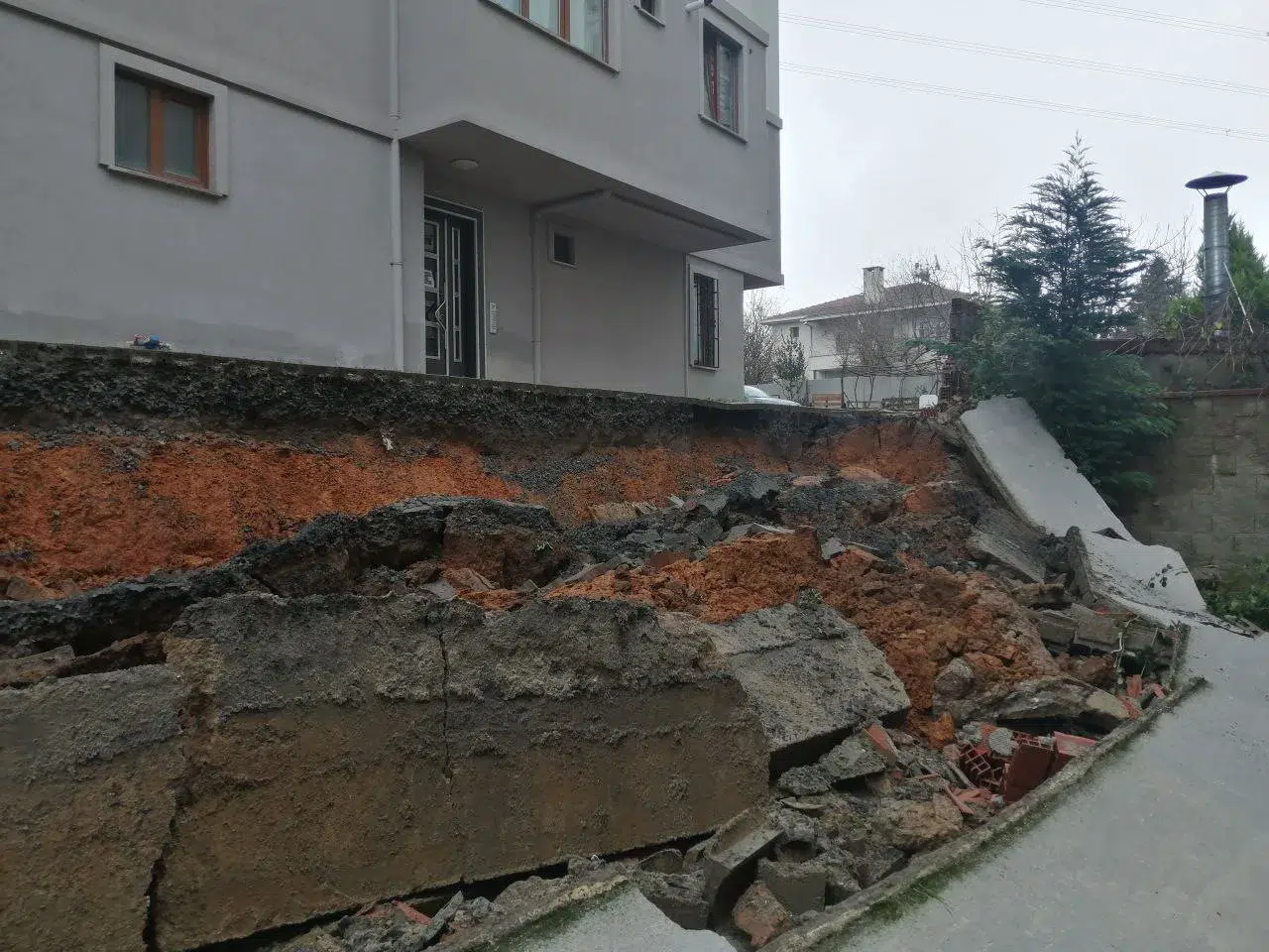 Çekmeköy’de İstinat Duvarı Çöktü: Araba Ziyan Gördü