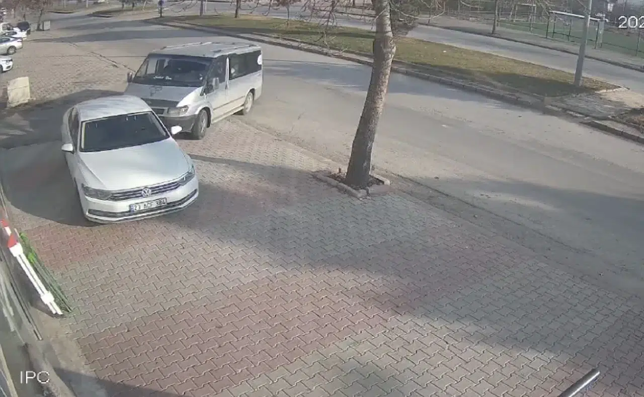 Çocuk Şoför Park Halindeki Arabaya Çarptı: O Anlar Kamerada