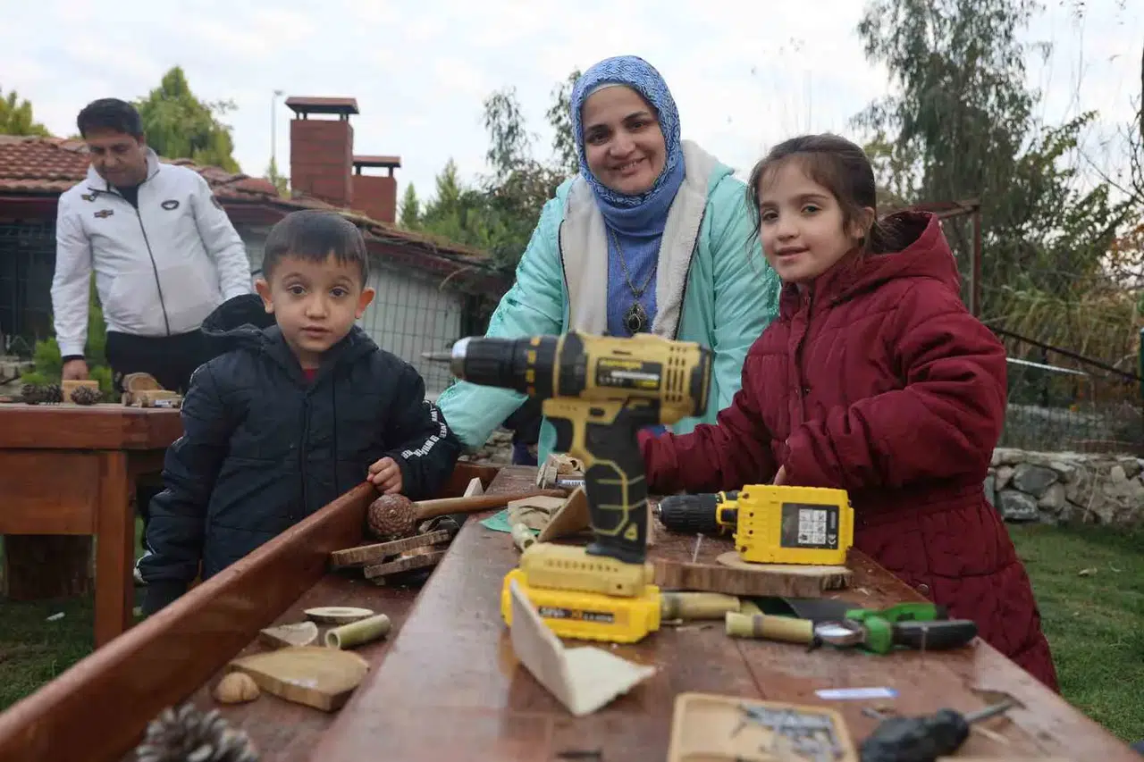 Çocuklar, Hayallerindeki Otomobilleri Marangozluk Atölyesinde Aileleriyle Birlikte Yaptılar
