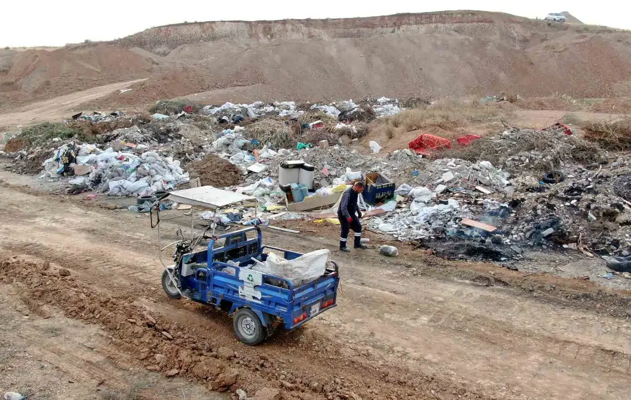 Çöpleri Boş Toprağa Atıp Yakarak Vatandaşın Zehir Solumasına Neden Oluyorlar