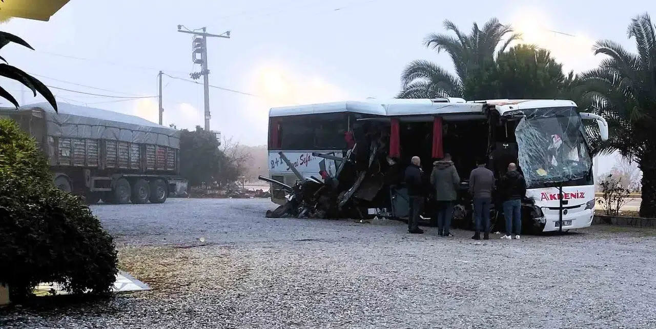 Denizli’de Feci Kaza... Yolcu Otobüsü Akaryakıt İstasyonundan Çıkan Tıra Çarptı: 1 Meyyit, 20 Yaralı
