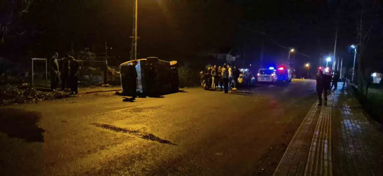 Devrilen Araçta Bulunan 5 Genç Yara Almadan Kurtuldu