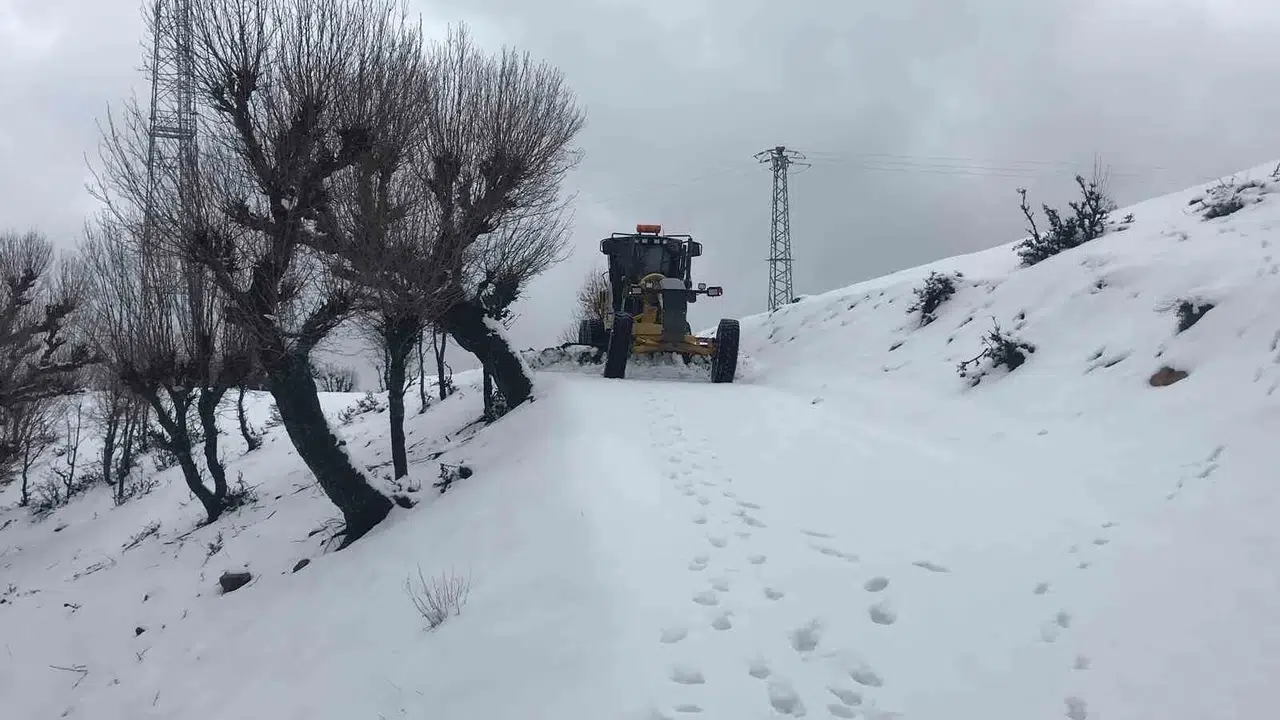 Diyarbakır’da Kardan Kapanan 300 Kilometrelik Yol Ulaşıma Açıldı