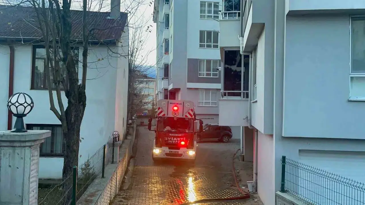 Doğalgaz Kombisi Yangın Çıkardı: 3 Kişi Dumandan Etkilendi