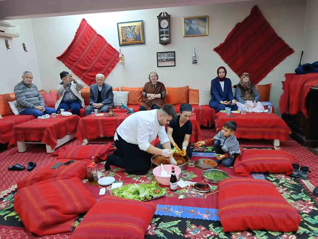 Edirne’de Huzurevi Sakinlerine Sıra Gecesi: Renkli İmajlar Ortaya Çıktı