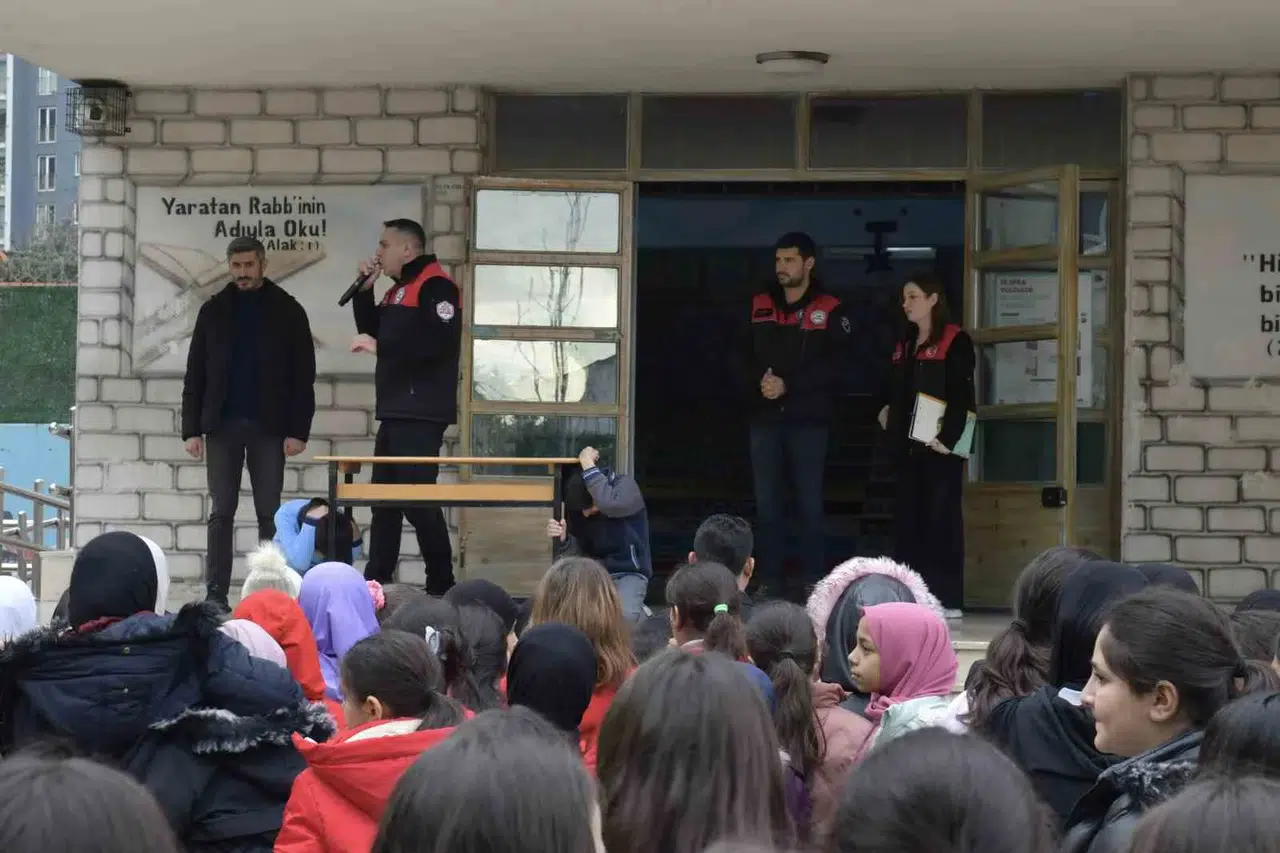 Esenyurt Öğrenciler Afet Şuuru Eğitimleri ile Bilinçleniyor