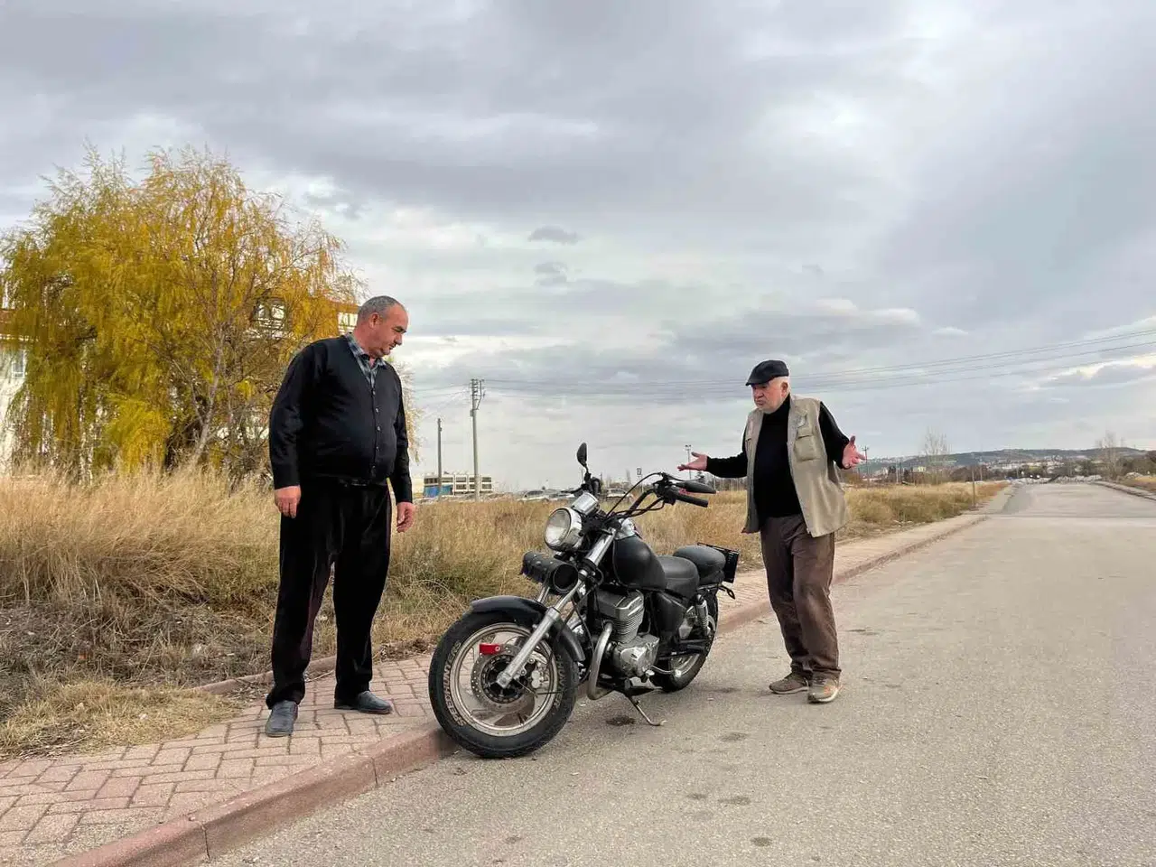 Esnaf Kaza Sonrası Terk Edilen Motosiklete 2 Aydır Gözü Üzere Bakıyor