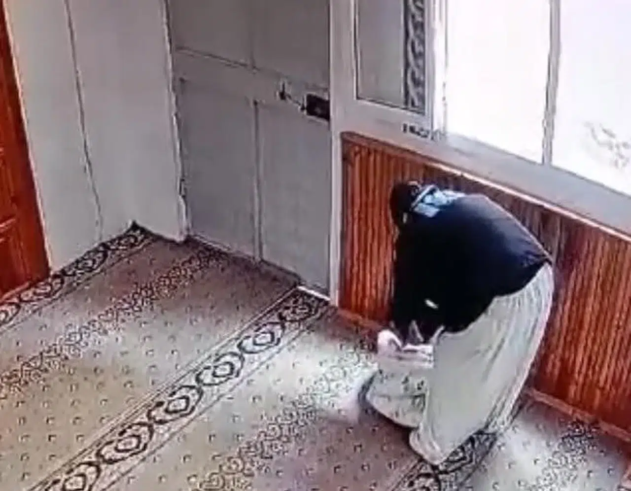 Gece Saklandığı Mescitte Bayan Kılığına Girip Hırsızlık Yaptı