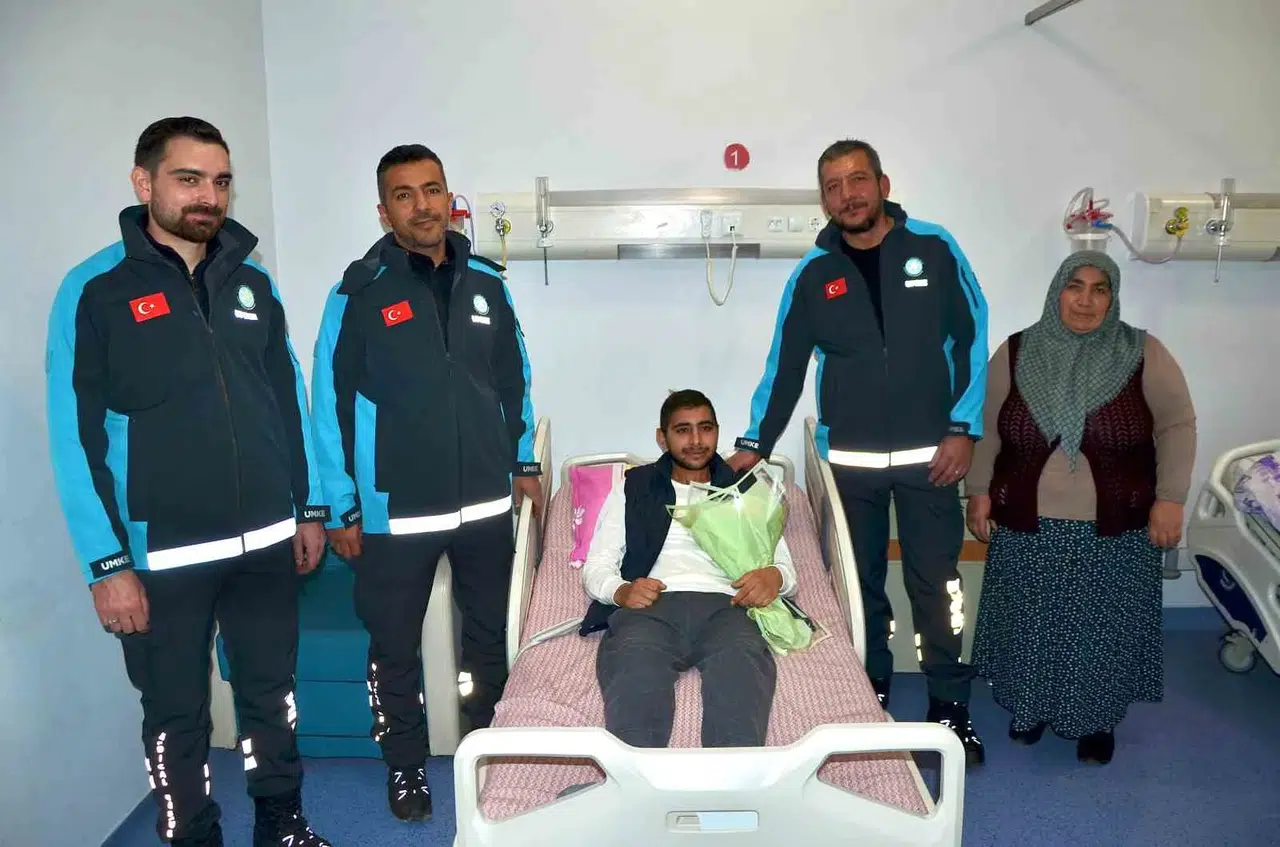 Geçirdiği Boğulma Tehlikesi Sonrası Kurtulamayacağı Söylenen Genç Yaşama Tutundu