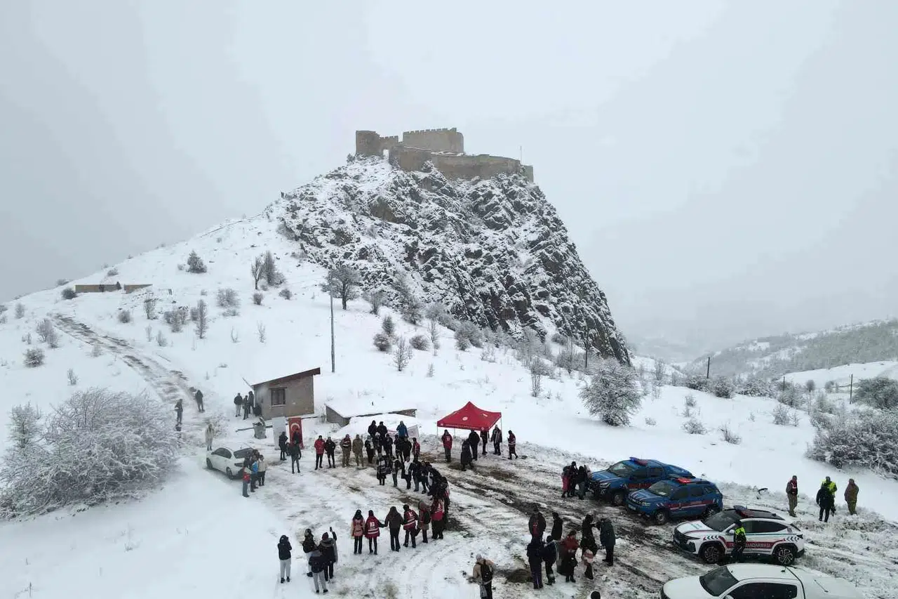 Gümüşhane’de 152 Genç Kar Altında Tarihi Kaleyi Keşfetti