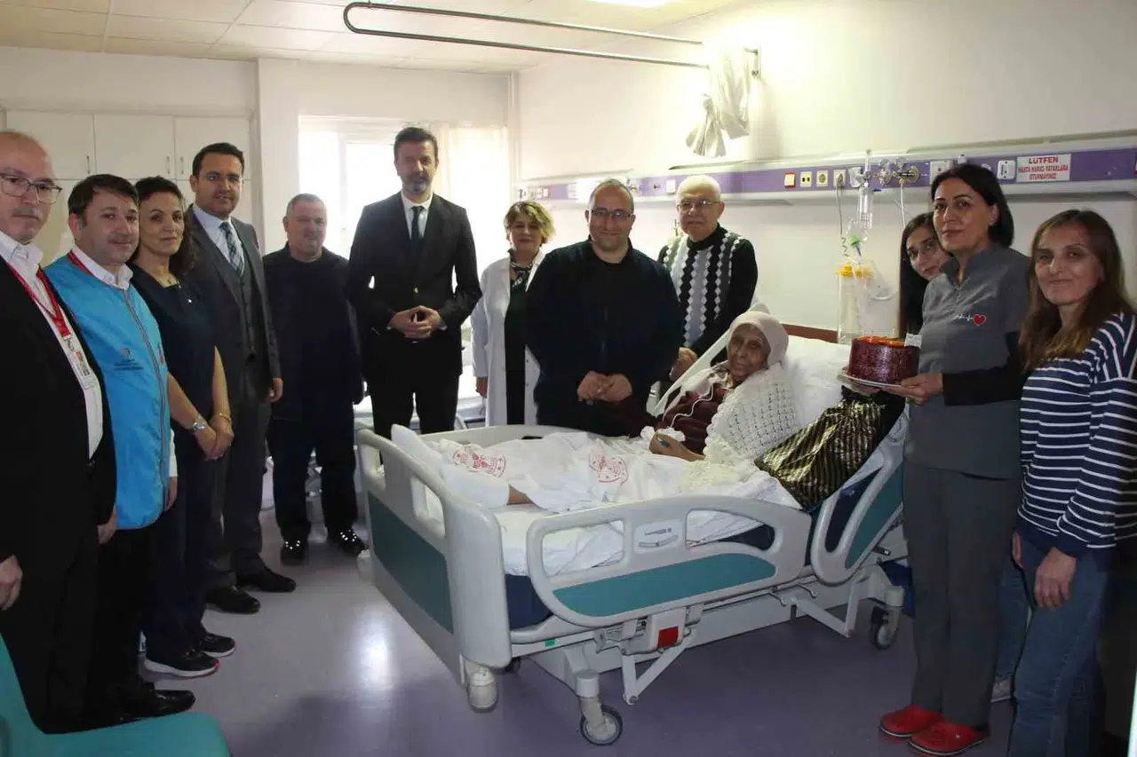 Hastane Çalışanlarından Fatma Nineye Anonslu, Pastalı Doğum Günü Sürprizi: “İyi Ki Varsın”