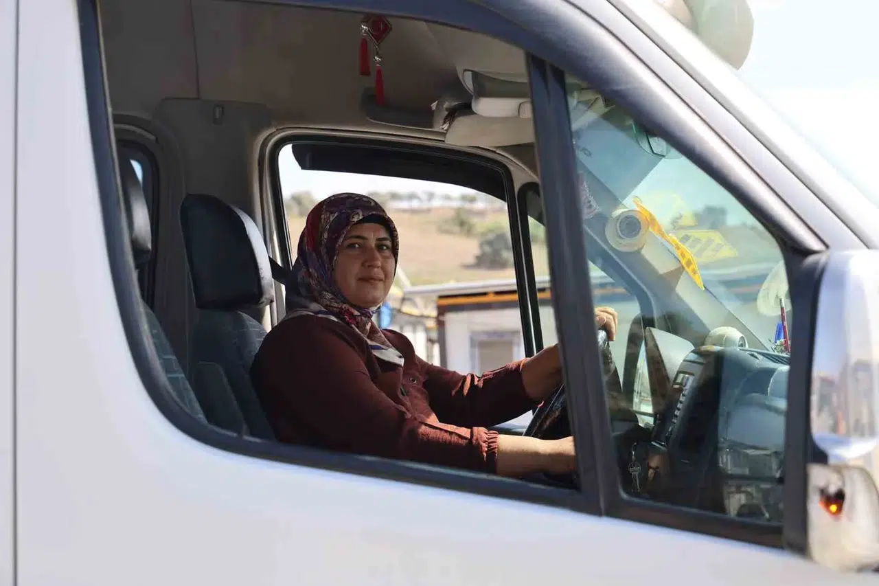 Hatay’da 4 Çocuk Annesi Sürücü Ayşe, 14 Yıldır Direksiyon Sallayarak Ekmek Parasını Kazanıyor