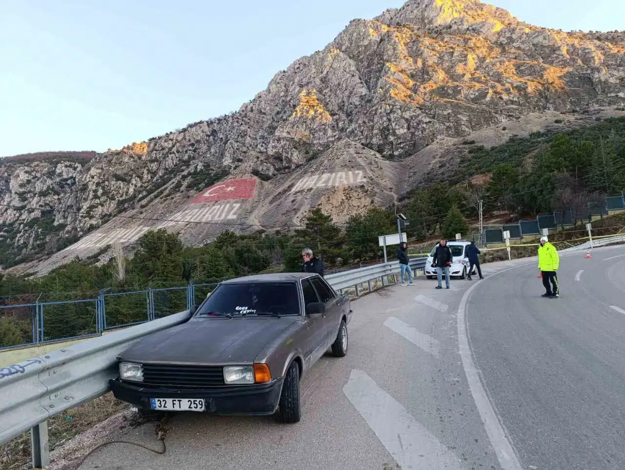 Isparta’da Denetimden Çıkan Araba Bariyerlere Çarptı: 1 Yaralı