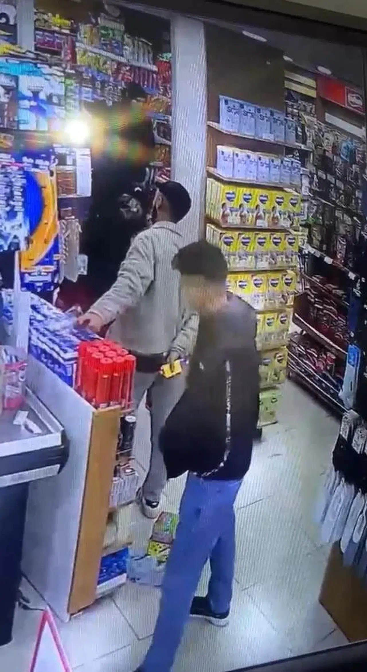 İşyeri Çalışanının Tezgahta Unuttuğu Telefonu Bu türlü Çaldı