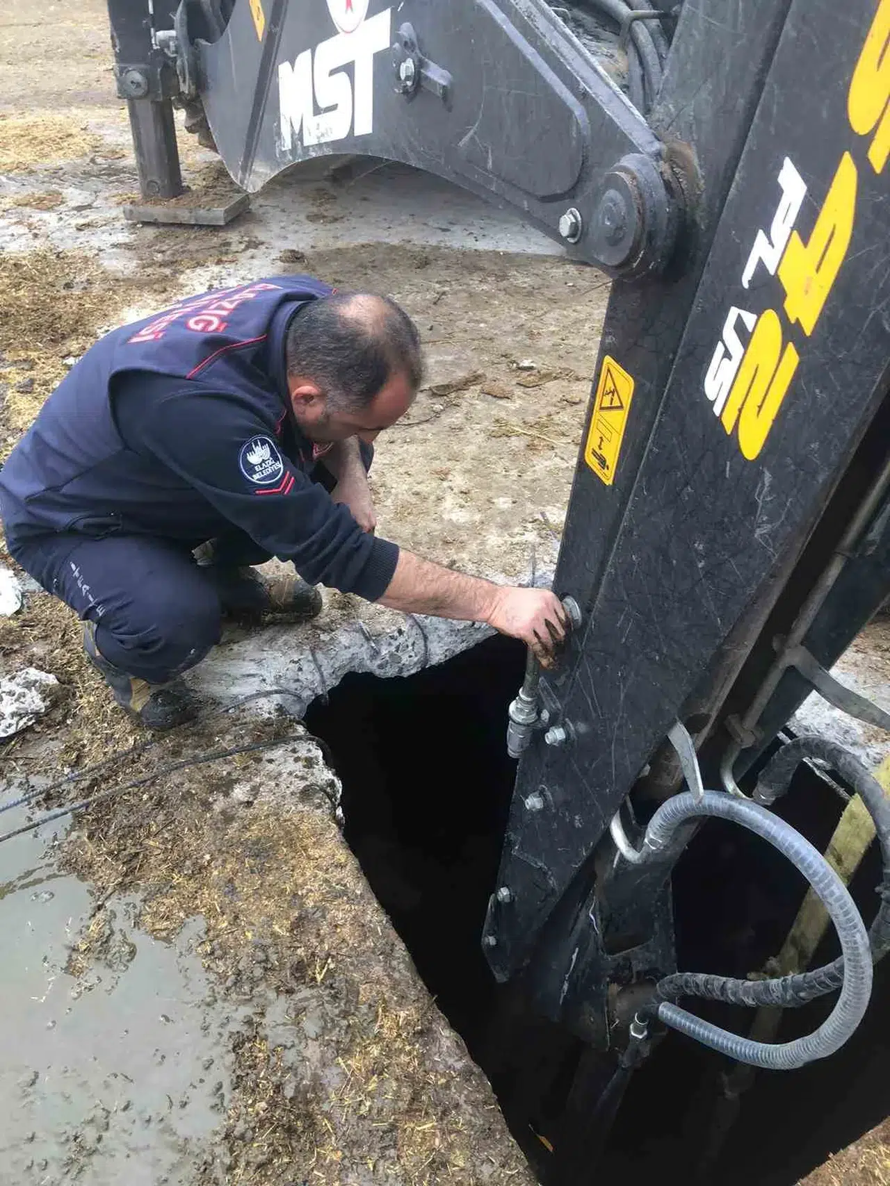İtfaiye Takımları Kuyuya Düşen Hamile İnek İçin Vakitle Yarıştı