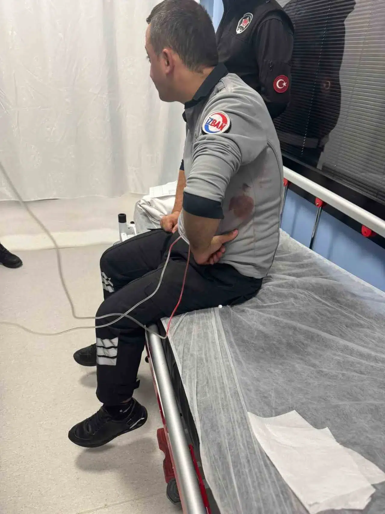 İzban’da Sigara Hengamesi: 2 Güvenlik Vazifelisi Bıçaklandı