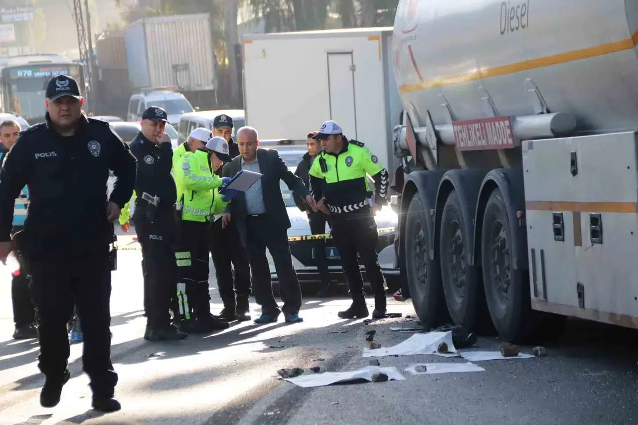 İzmir’de Öğrenci Servisi Park Halindeki Tıra Çarptı: 1 Meyyit, 1 Yaralı