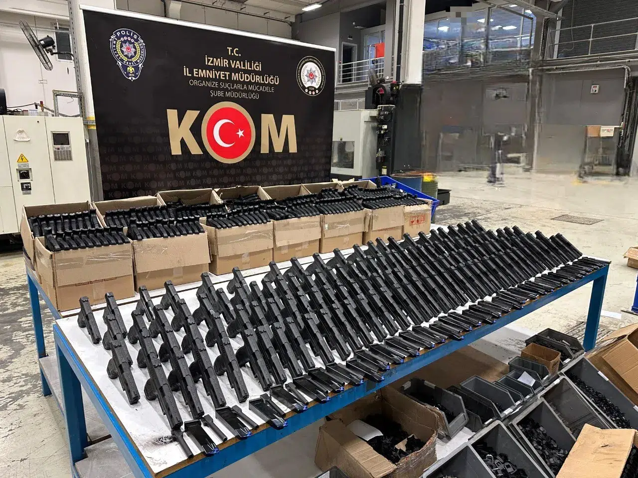 İzmir’de Rekor Silah Operasyonu: İş Yerlerindeki Kapalı Bölmelerden Çıktı