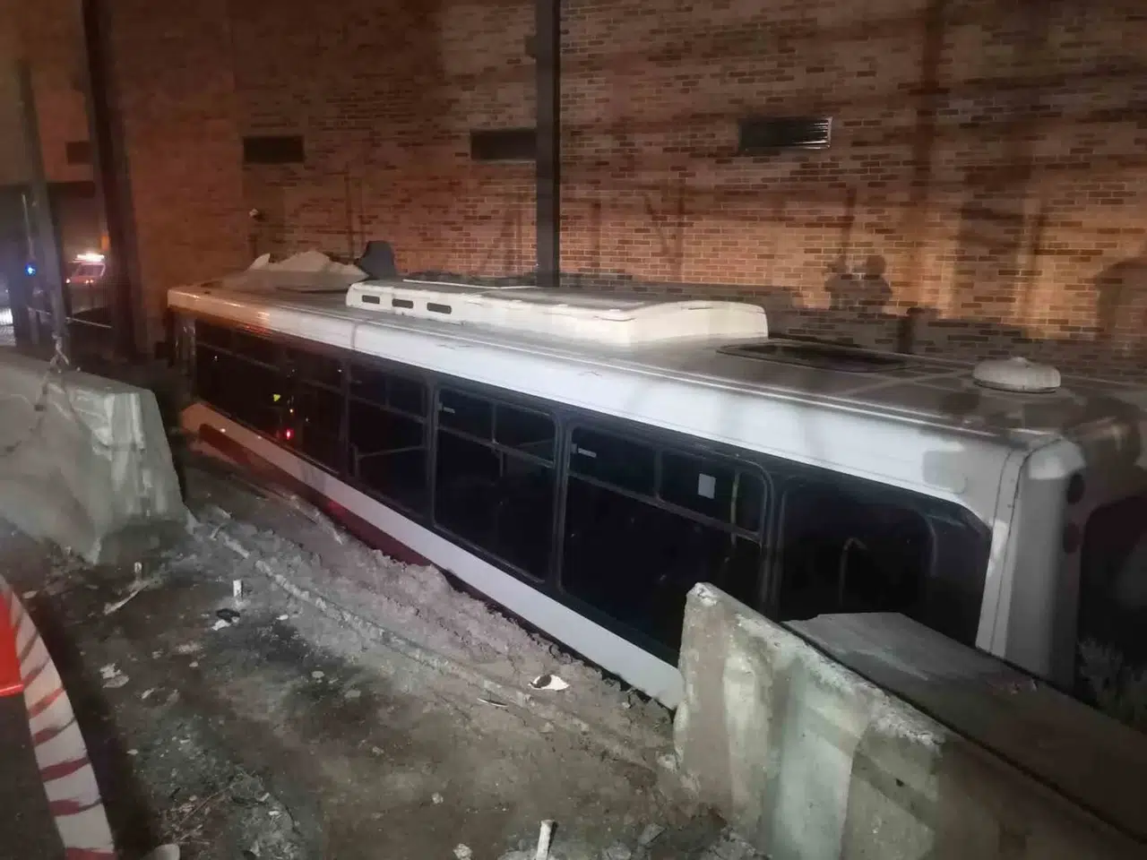 İzmir’de Virajı Alamayan Belediye Otobüsü Avm Bahçesine Düştü: 1 Yaralı