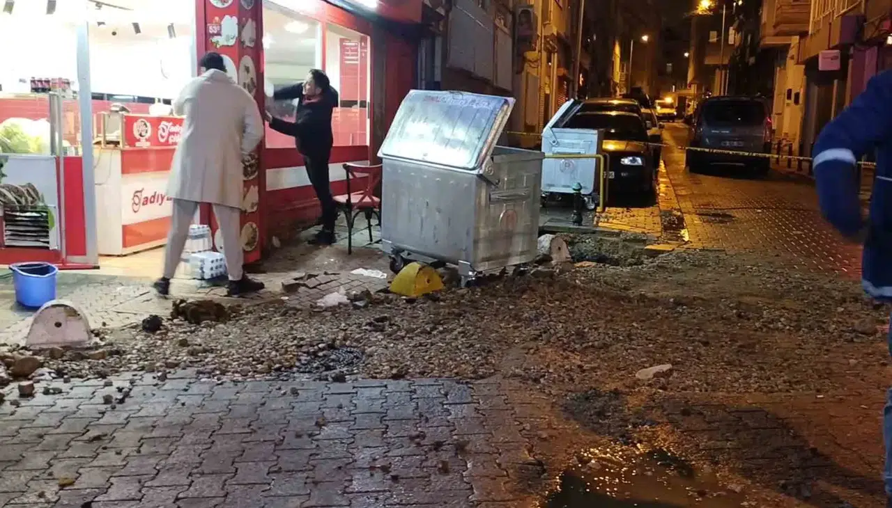 Kadıköy’de Kanalizasyon Borusu Patladı... Fışkıran Suyun Metrelerce Yükseldiği Anlar Kamerada