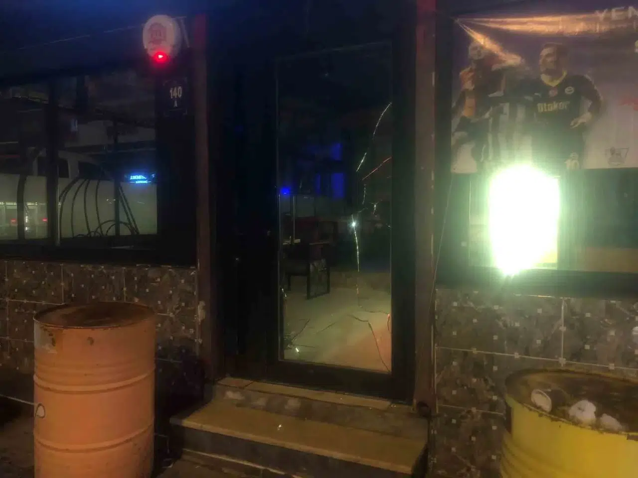Kafede Kızlar Hengame Etti, Yer Sahibi Havaya Ateş Açtı