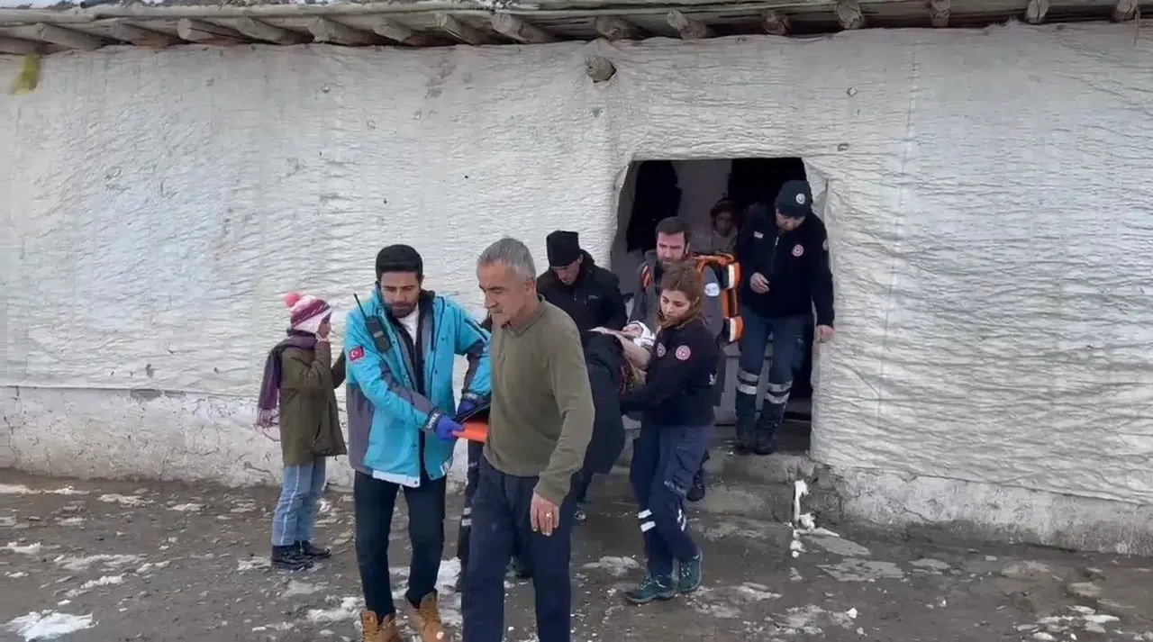 Kar Nedeniyle 2 Saatte Ulaşılan Hasta Şiddetli Uğraş ile Hastaneye Kaldırıldı