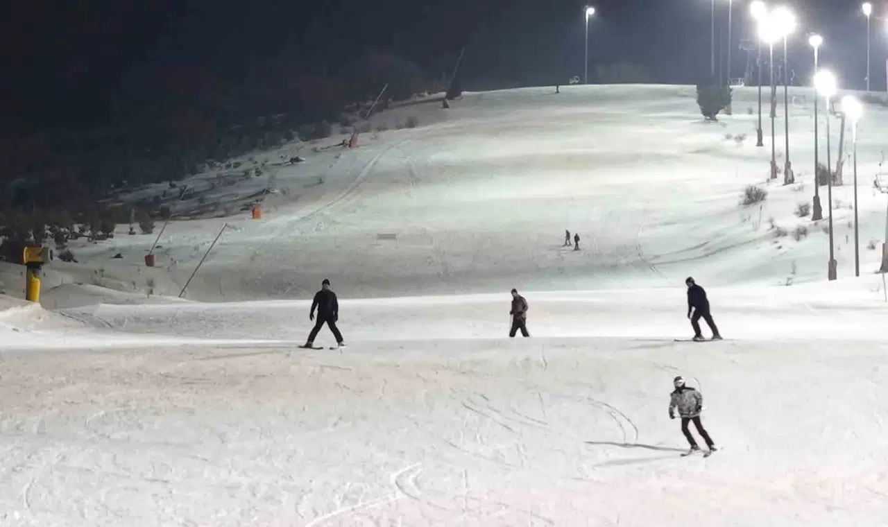 Karanlıkta Beyaz Seyahat: Yıldız Dağı Kayak Merkezi’nde Gece Kayağı Keyfi