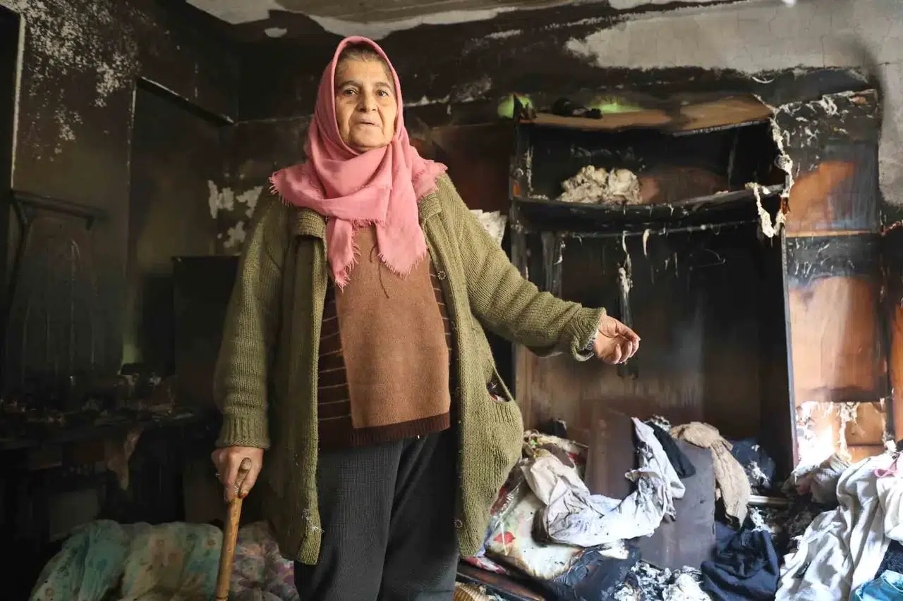 Karanlıkta Kalmamak İçin Yaktığı Mum Yangın Çıkardı, Yaşlı Bayan Emekleyerek Kaçıp Kurtuldu