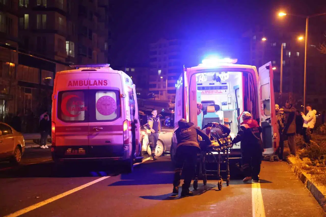 Karşıt Şeritten Geldi, Kırmızı Işıkta Bekleyen Arabaya Bu türlü Çaptı