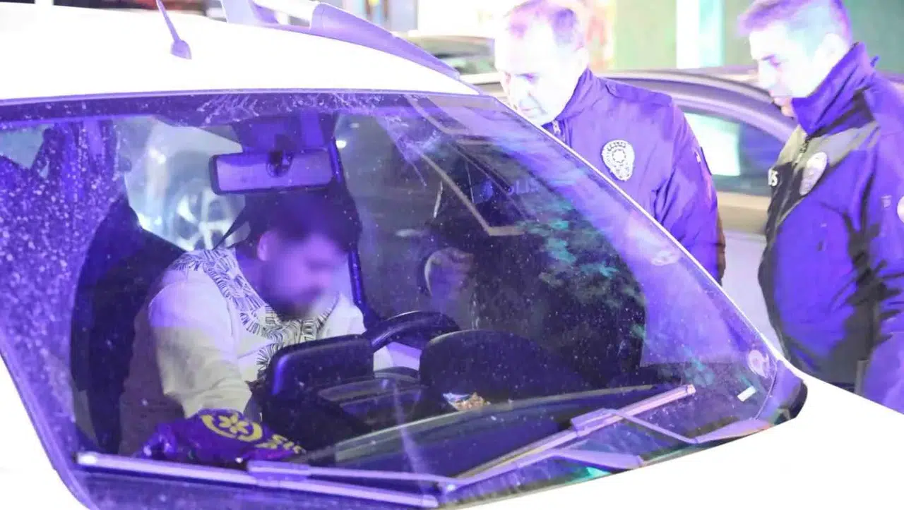 Kendini Araca Kilitleyen Alkollü Şoförle Polisin İmtihanı Ecel Teri Döktürdü