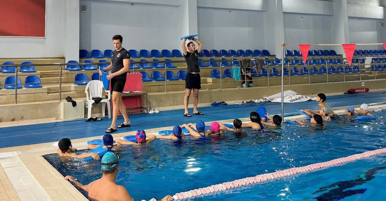 Kıyı Güvenlikten Yurtta Kalan Çocuklara Yüzme Eğitimi