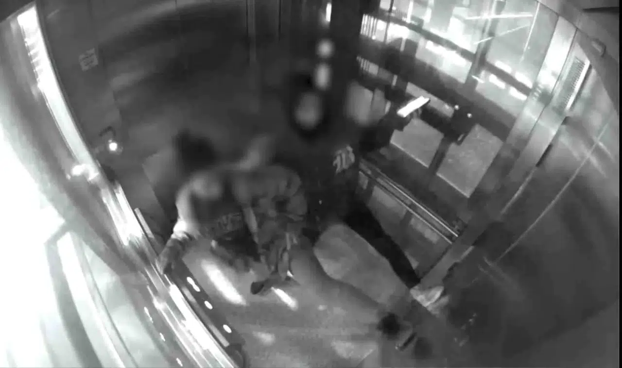 Kocaeli’de Kent Asansörlerine Ziyan Veren Şahıslar Güvenlik Kamerasına Yakalandı
