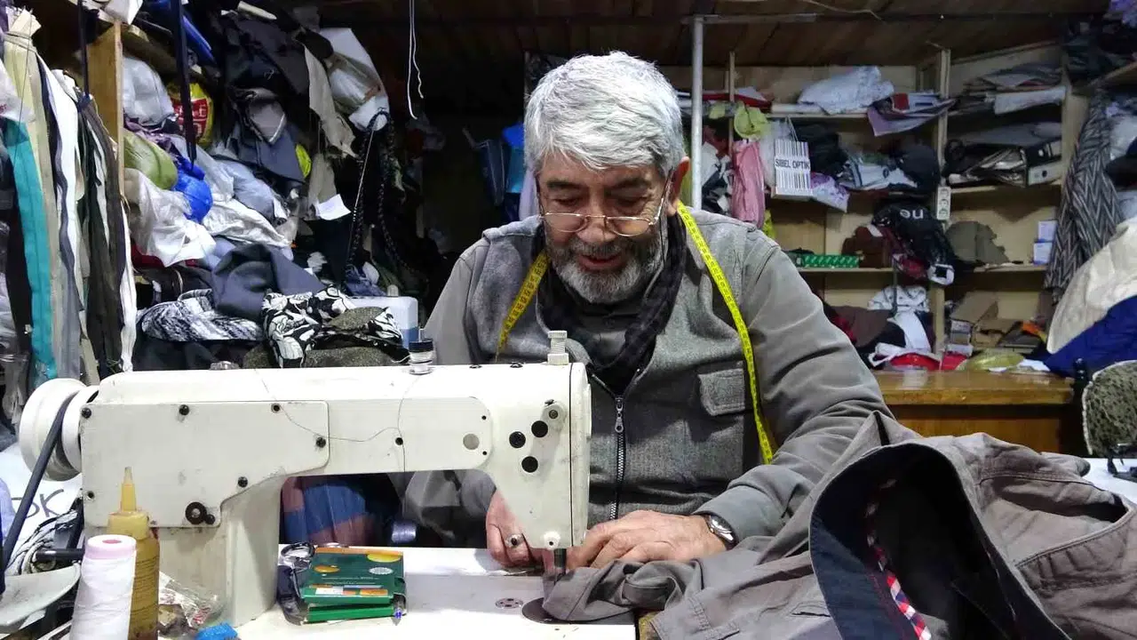 Kütahya’da 64 Yıldır Terzilik Yapan Zeki Alhan, Mesleğini Birinci Günkü Heyecanla Sürdürüyor