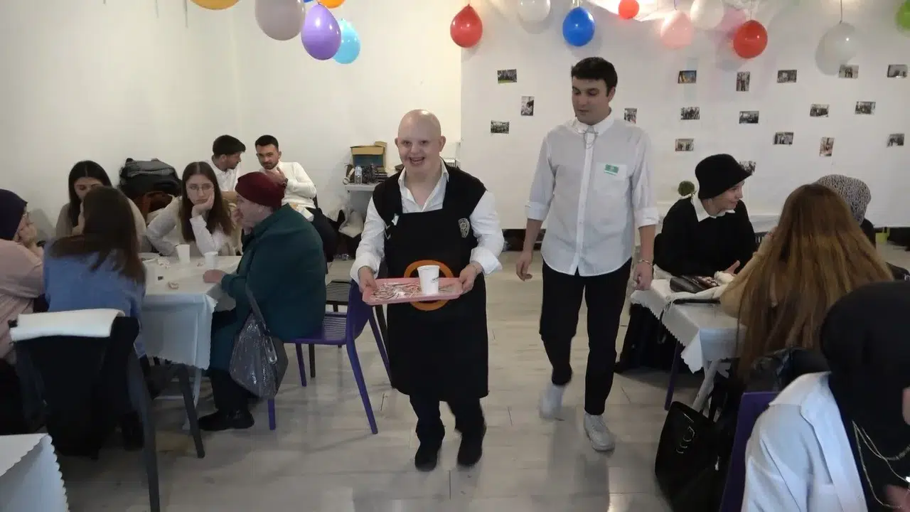 Kütahya’da Engelli Bireylerin Garsonluk Yaptığı Kafe, Vatandaşların Ağır İlgisiyle Karşılaştı