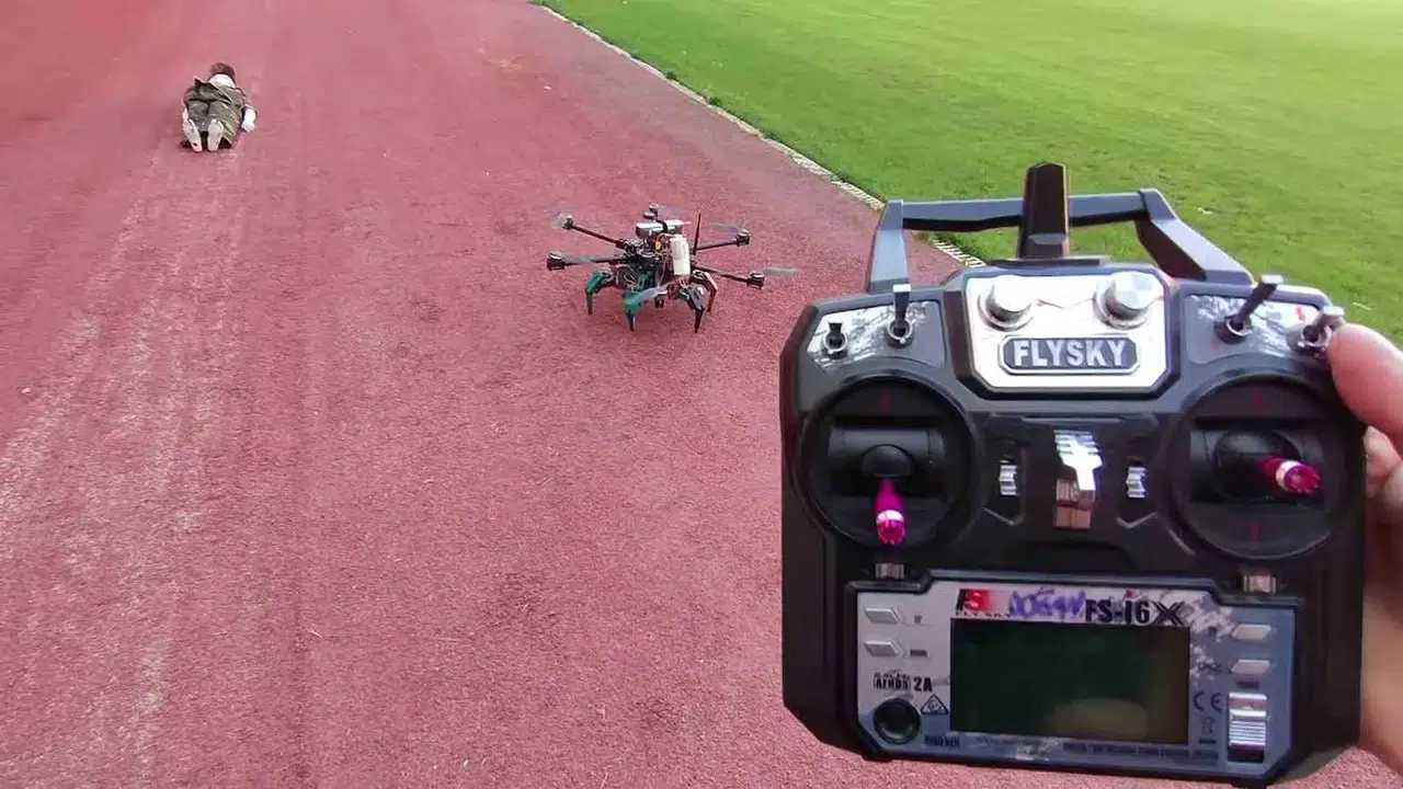Liseli Gençler Geliştirdi, Bu Dron Yerde Yürüyor