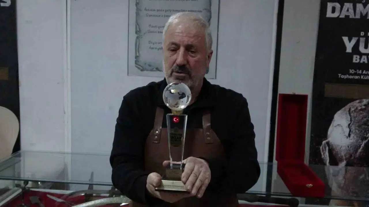 Malatyalı Demirci Ustasına "Yaşayan İnsan Hazineleri Ödülü"
