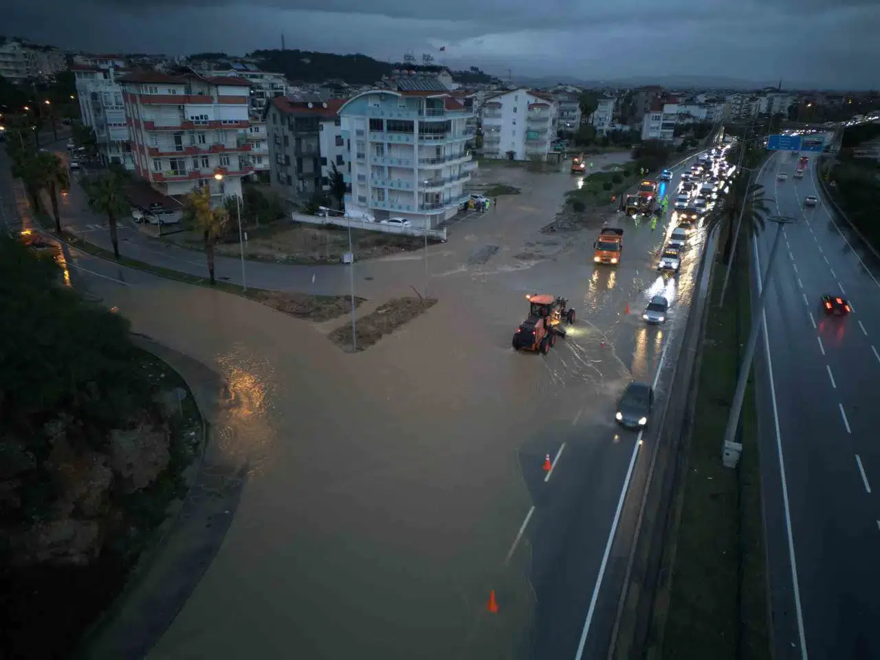 Manavgat’ta Ağır Yağış Tesirli Oldu, Yollar Göle Döndü