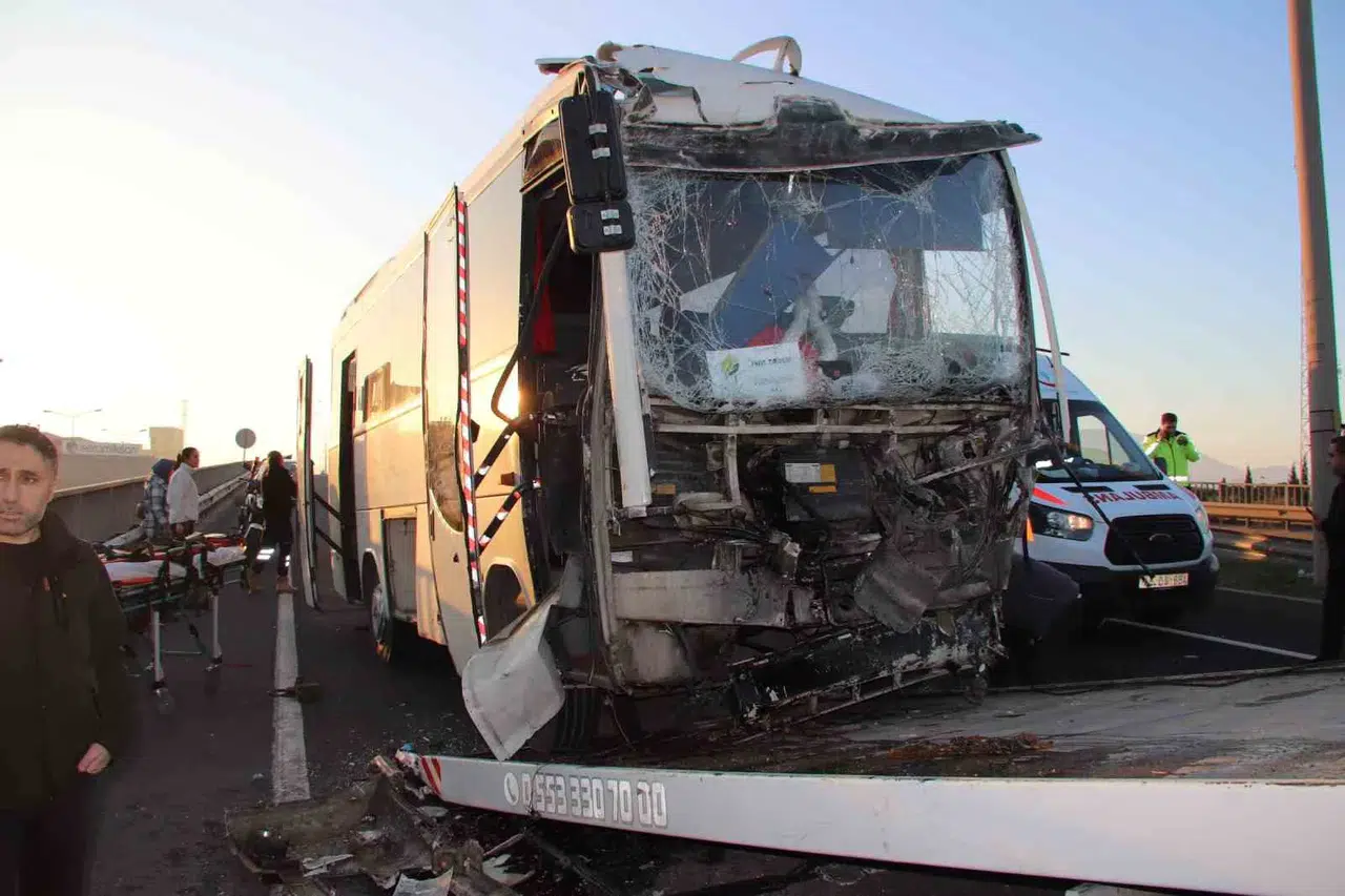 Manisa’da Personel Servisi Tıra Çarptı: 22 Yaralı