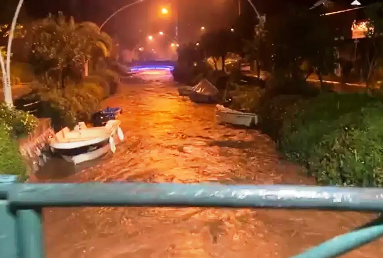 Marmaris’te Sağanak Yağış Tesirli Oldu, Yollar Göle Döndü