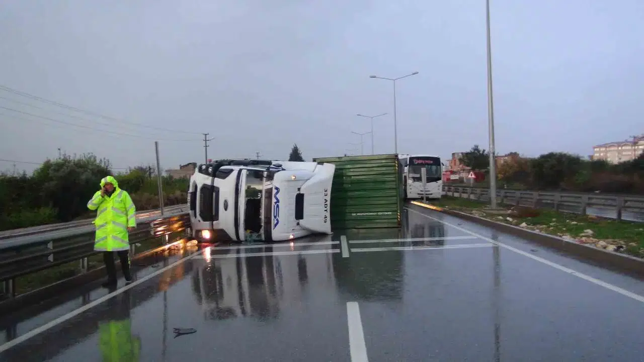 Mersin’de Yağış Nedeniyle Denetimden Çıkan Tır Bariyere Çarpıp Devrildi