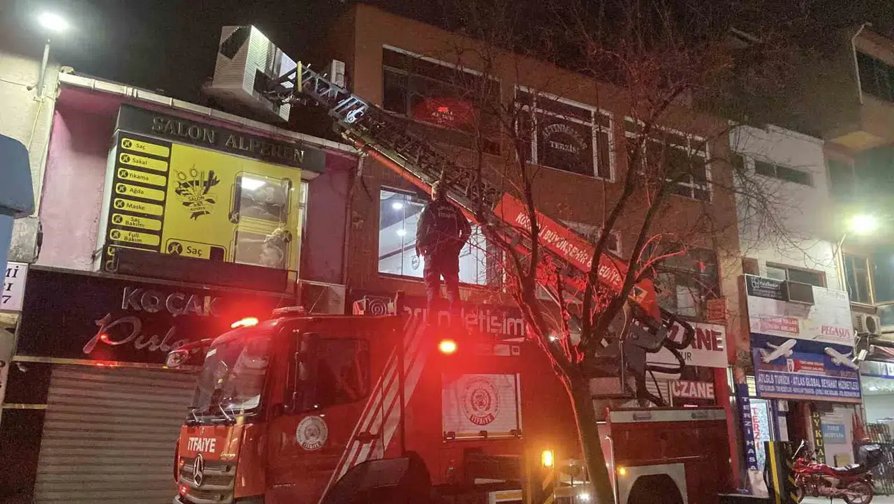 Meskenden Kaçıp Çatıda Mahsur Kalan Kediyi İtfaiye Kurtardı