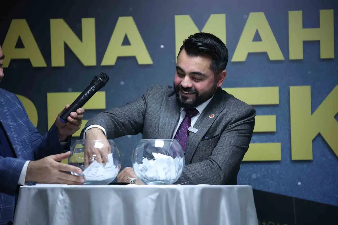 Muhtar Umre Vaadini Tuttu, Kura ile Belirlediği 5 Kişiyi Umreye Gönderiyor